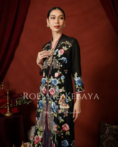 Kebaya Encim Panjang Motif Burung dan Kupu-Kupu