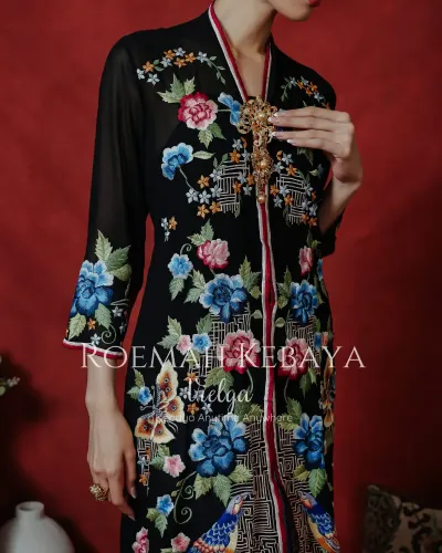 Kebaya Encim Panjang Motif Burung dan Kupu-Kupu