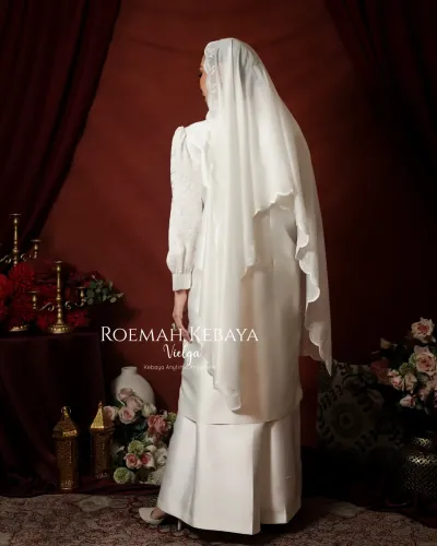 PRE ORDER One Set Raya Design Modern Motif Royal Roses Bloom Warna Putih Elegan (Harga Belum Termasuk Selendang)