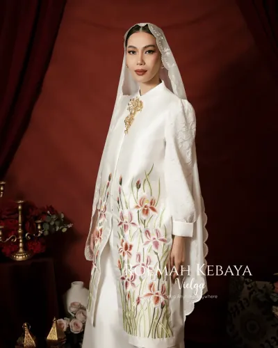 PRE ORDER One Set Raya Design Modern Motif Lily Warna Putih Elegan Berbahan Duchess Premium (Harga Belum Termasuk Selendang)
