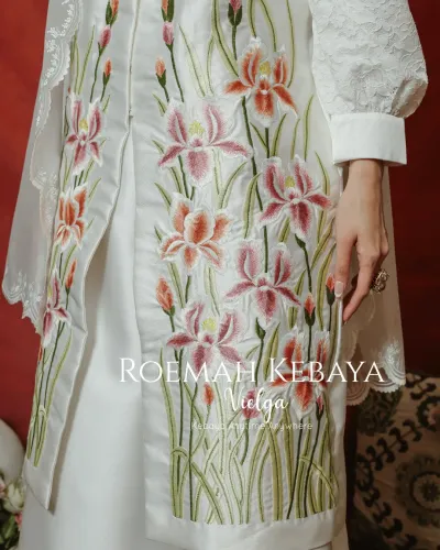 PRE ORDER One Set Raya Design Modern Motif Lily Warna Putih Elegan Berbahan Duchess Premium (Harga Belum Termasuk Selendang)