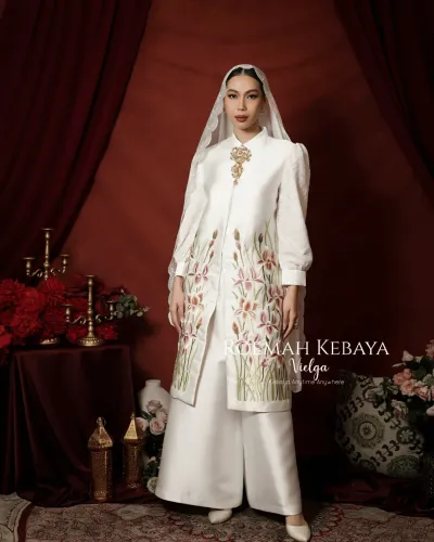 PRE ORDER One Set Raya Design Modern Motif Lily Warna Putih Elegan Berbahan Duchess Premium (Harga Belum Termasuk Selendang)