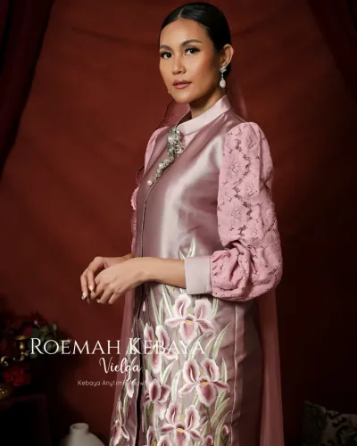 PRE ORDER One Set Raya Design Modern Motif Royal Orchid Bloom Warna Pink Dusty Elegan (Harga Belum Termasuk Selendang)