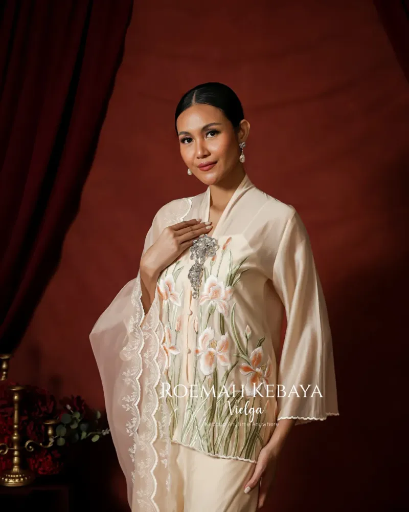 PRE ORDER Kebaya Encim Raya Design Modern Warna Salem Dengan Motif Orchid Bloom Cantik dan Anggun