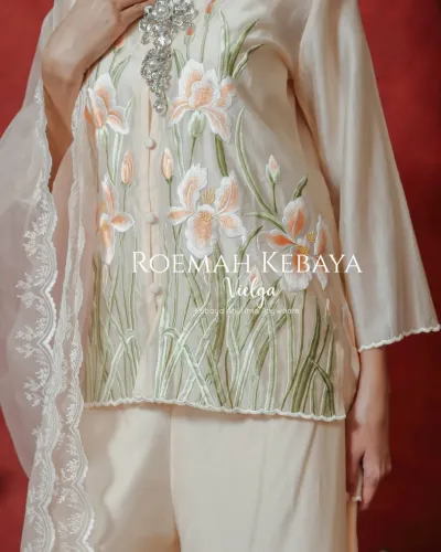 PRE ORDER Kebaya Encim Raya Design Modern Warna Salem Dengan Motif Orchid Bloom Cantik dan Anggun