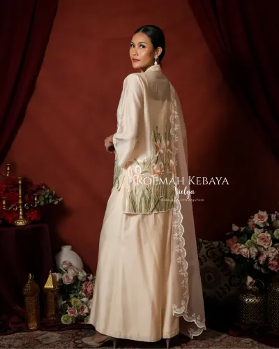 PRE ORDER Kebaya Encim Raya Design Modern Warna Salem Dengan Motif Orchid Bloom Cantik dan Anggun