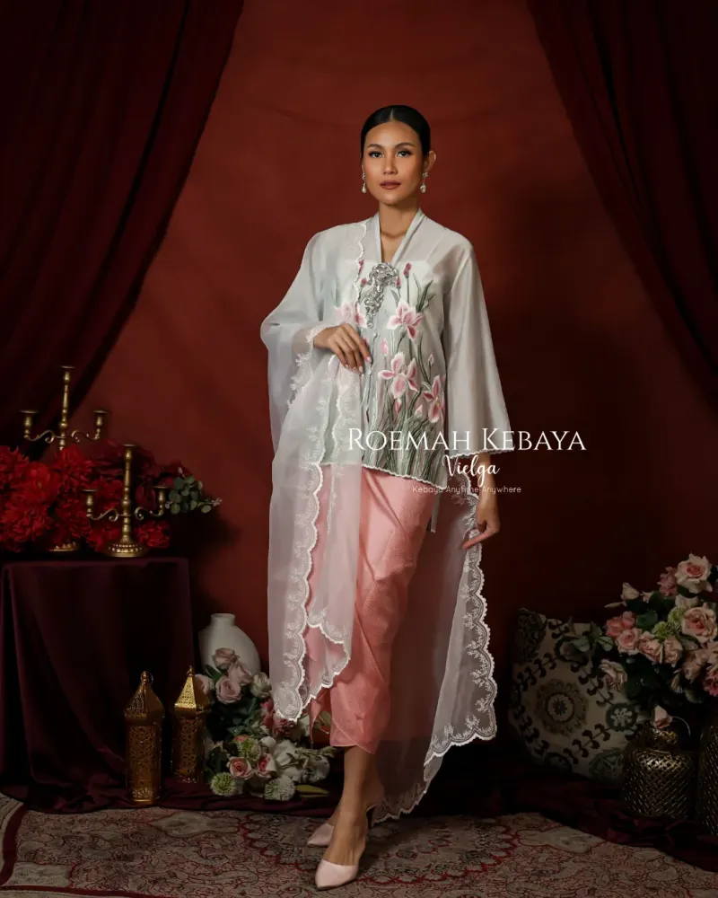 PRE ORDER Kebaya Encim Raya Design Modern Warna Biru Dengan Motif Orchid Bloom Cantik dan Anggun