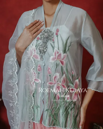 PRE ORDER Kebaya Encim Raya Design Modern Warna Biru Dengan Motif Orchid Bloom Cantik dan Anggun