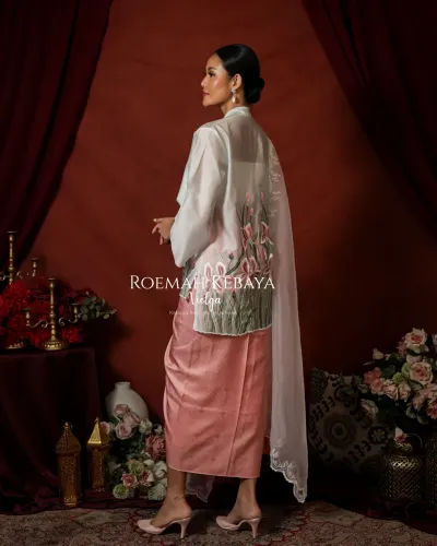 PRE ORDER Kebaya Encim Raya Design Modern Warna Biru Dengan Motif Orchid Bloom Cantik dan Anggun