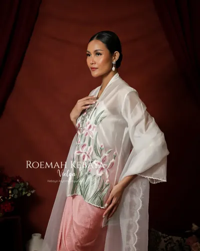 PRE ORDER Kebaya Encim Raya Design Modern Warna White Dengan Motif Orchid Bloom Cantik dan Anggun