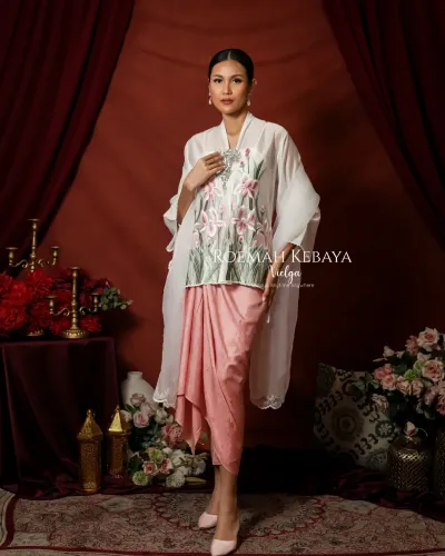 PRE ORDER Kebaya Encim Raya Design Modern Warna White Dengan Motif Orchid Bloom Cantik dan Anggun