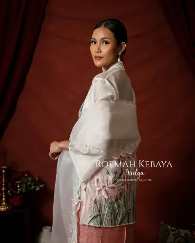 PRE ORDER Kebaya Encim Raya Design Modern Warna White Dengan Motif Orchid Bloom Cantik dan Anggun