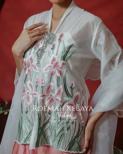 PRE ORDER Kebaya Encim Raya Design Modern Warna White Dengan Motif Orchid Bloom Cantik dan Anggun