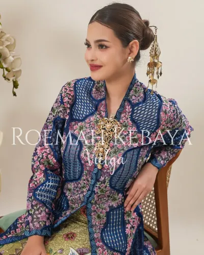 Kebaya Panjang Bordir Motif Bunga Melati Tapal Batas, Biru Elektrik